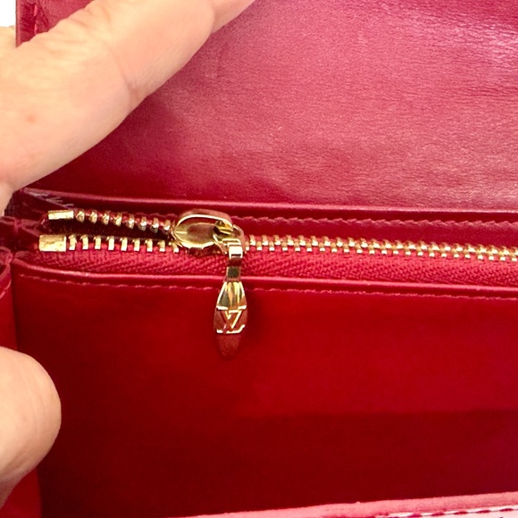 Authentic Louis Vuitton Sarah Wallet Vernis Red Pomme d’Amour - Picture 9 of 12